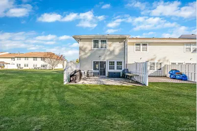 11 Gazebo Lane, Holtsville, NY 11742 - Photo 5