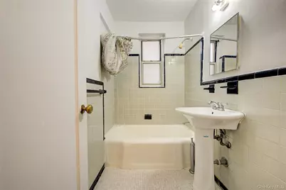 67-12 Yellowstone Boulevard #D9, Forest Hills, NY 11375 - Photo 27
