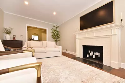 8 Barstow #6-D, Great Neck, NY 11021 - Photo 7