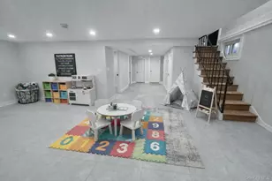 32 Berkshire Rd, Great Neck, NY 11023 - Photo 9