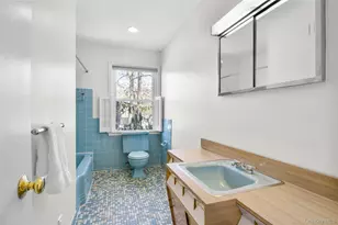 25 Woodhollow Ln, New Rochelle, NY 10804 - Photo 17