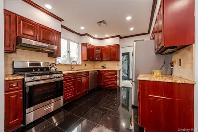 18 Locust Drive, Great Neck, NY 11021 - Photo 7