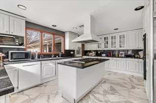 22 Lake Rd, Great Neck, NY 11020 - Photo 15