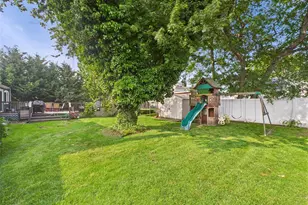 554 S 8th St, Lindenhurst, NY 11757 - Photo 25