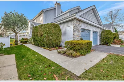 477 Woodscreek Court, Moriches, NY 11955 - Photo 5