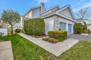 477 Woodscreek Ct, Moriches, NY 11955 - Photo 5