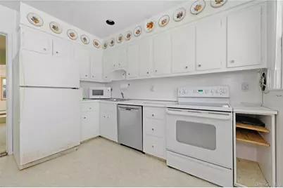 66 Woods Avenue, Malverne, NY 11565 - Photo 9