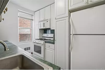 7510 Yellowstone Boulevard #5L, Rego Park, NY 11374 - Photo 3