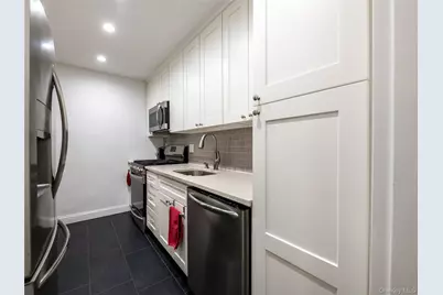 25 Park Place #2C, Great Neck, NY 11021 - Photo 13