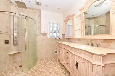 300 Pennsylvania Avenue, Mineola, NY 11501 - Photo 19