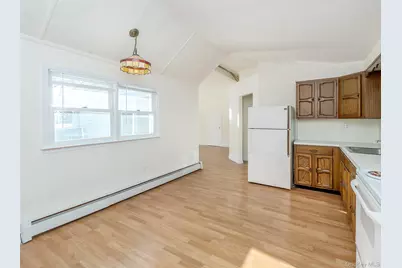 12 Rams Hill Road #upper, Glenwood Landing, NY 11547 - Photo 9