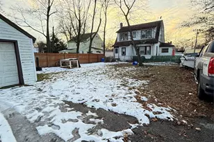 18 Hotchkiss Pl, Freeport, NY 11520 - Photo 5