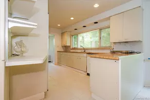 1 Parkside Dr, Great Neck, NY 11021 - Photo 9