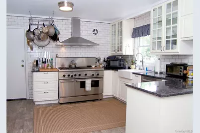 10 Clarence Street, Copiague, NY 11726 - Photo 5