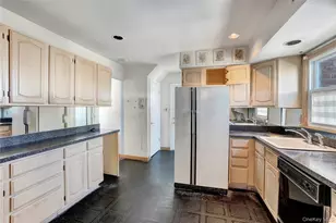 212 Newbridge Rd, Hicksville, NY 11801 - Photo 3