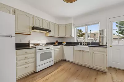 19 Windy Knolls #Right Side, Greenwich, CT 06831 - Photo 3