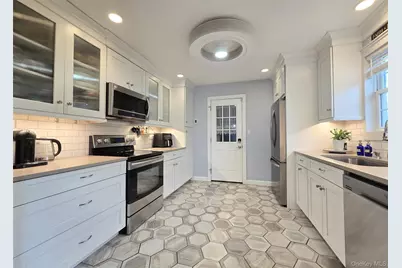 94 Clarendon Road, Ronkonkoma, NY 11779 - Photo 7