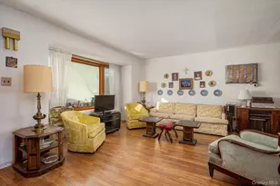 285 Southwood Cir, Syosset, NY 11791 - Photo 5