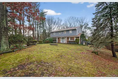 4 Penn Court, Dix Hills, NY 11746 - Photo 3