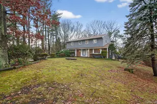 4 Penn Ct, Dix Hills, NY 11746 - Photo 3