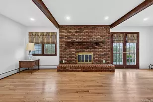 4 Penn Ct, Dix Hills, NY 11746 - Photo 23