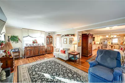 335 Landing Avenue, Smithtown, NY 11787 - Photo 17