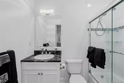 23 Hathaway Lane, Manhasset, NY 11030 - Photo 13