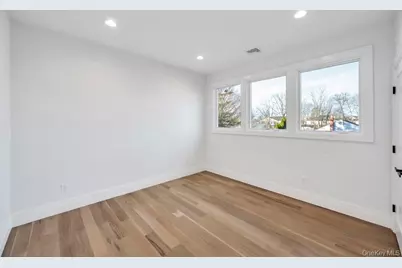 61 Stephen Drive, Plainview, NY 11803 - Photo 29