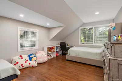 151 Milburn Lane, East Hills, NY 11577 - Photo 19