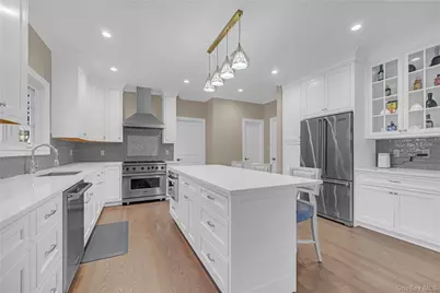 76 Northern Parkway W, Plainview, NY 11803 - Photo 17