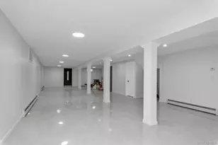 27-09 Utopia Pkwy, Flushing, NY 11358 - Photo 17