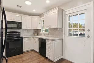 360 Woodbridge Dr, Ridge, NY 11961 - Photo 11