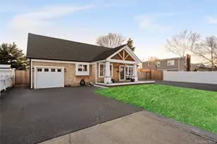 60 Pickwick Ln, North Babylon, NY 11703 - Photo 3