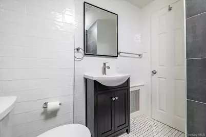 9 Hanover Place #2nd floor unit, Rockville Centre, NY 11570 - Photo 7