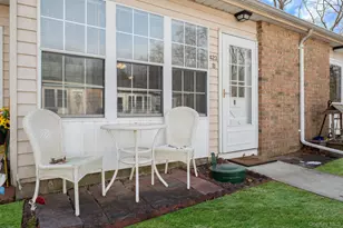 423 Woodbridge Dr, Ridge, NY 11961 - Photo 3