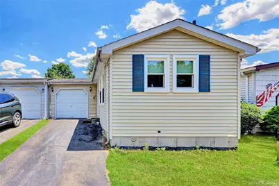 164 Village Circle W, Manorville, NY 11949 - Photo 3