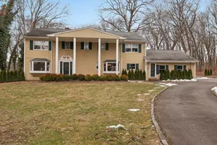 5 Linda Ct, Oyster Bay, NY 11771 - Photo 3