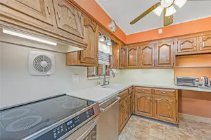 10 Roxbury St, Farmingdale, NY 11735 - Photo 11