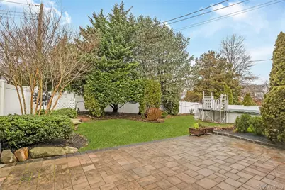 10 Roxbury Street, Farmingdale, NY 11735 - Photo 19
