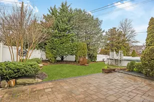 10 Roxbury St, Farmingdale, NY 11735 - Photo 19