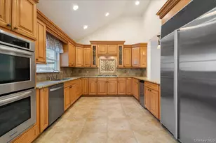 33 Fleets Cove Rd, Huntington, NY 11743 - Photo 3