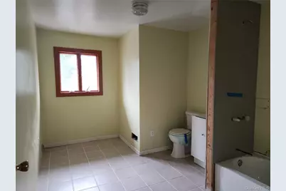 624 Montauk Highway, West Islip, NY 11795 - Photo 19