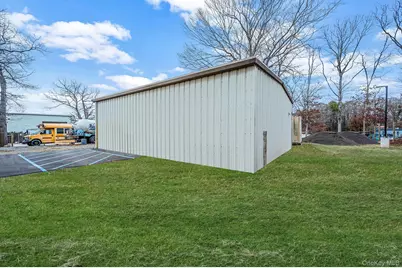 1807 Middle Road, Calverton, NY 11933 - Photo 9