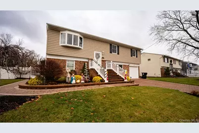 15 Westminister Lane, West Islip, NY 11795 - Photo 1