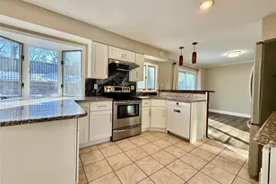 33 Pilgrim Dr, Port Jefferson, NY 11777 - Photo 9