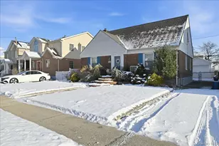 38 Irving Ln, New Hyde Park, NY 11040 - Photo 3