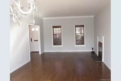 10 Duke Of Gloucester, Manhasset, NY 11030 - Photo 3