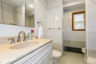 6 Grady Ct, Great Neck, NY 11023 - Photo 9