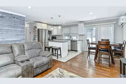 2700 Falcon Avenue, Medford, NY 11763 - Photo 9