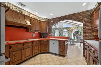 7 Carling Drive, New Hyde Park, NY 11040 - Photo 7